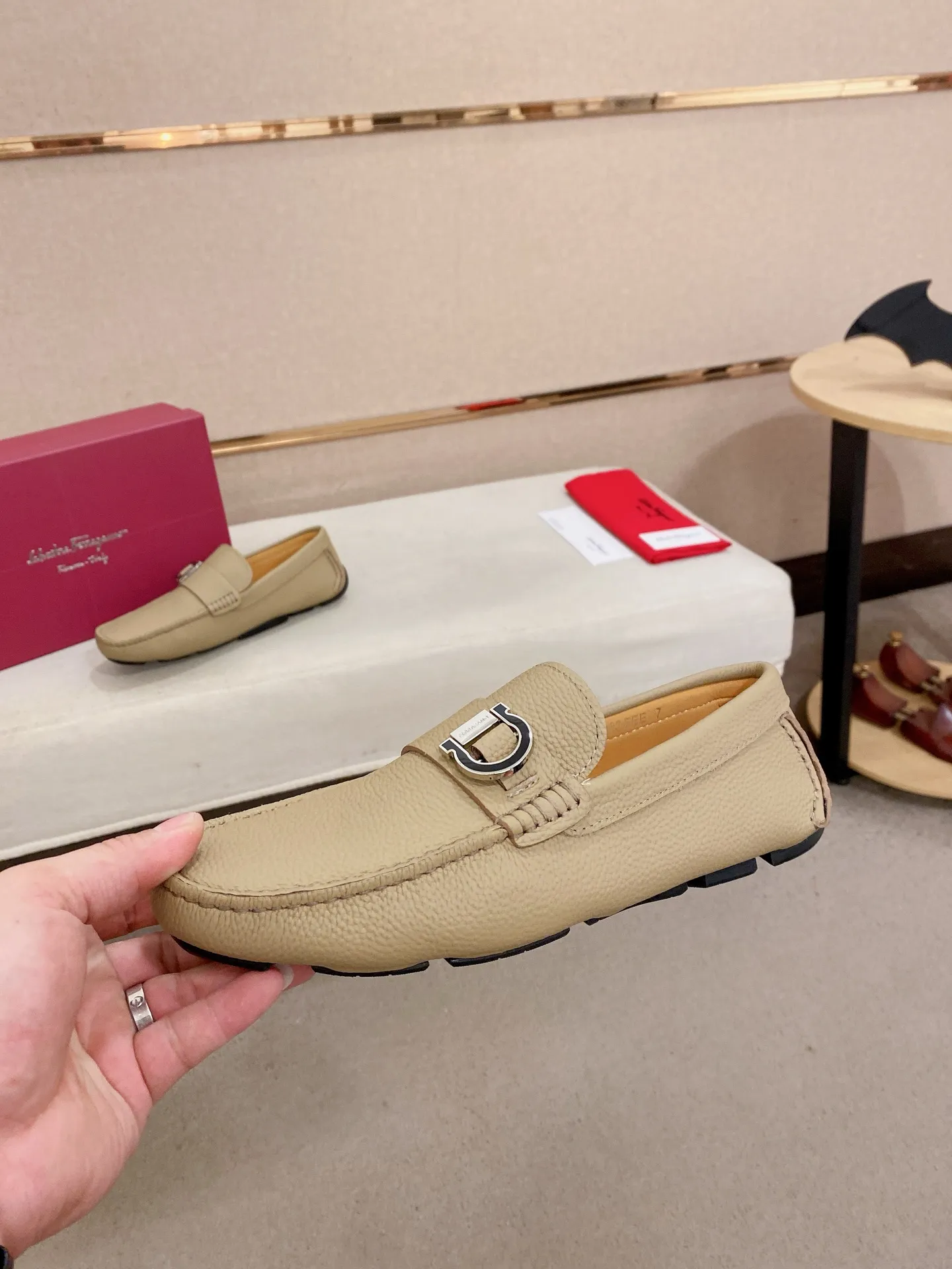 Men's shoes💰: 540💰High-end quality! Ferragamo🆕🆕Exclusive hot-selling products in stock🔥🔥New products on the shelves, high-quality Ferragamo men's pea shoes, high-end casual driving shoes, with complete packaging! 💪 💪 Material: imported first-layer pebbled cowhide 🐂 + imported high-quality water-dyed cowhide lining + wear-resistant outsole 👍🏻👍🏻 Features: high-end and comfortable, purely handmade 🚀 🚀 Create the perfect shoe that suits you best 🔥 🔥 Size: (38-44) 45 standard size can be customized!